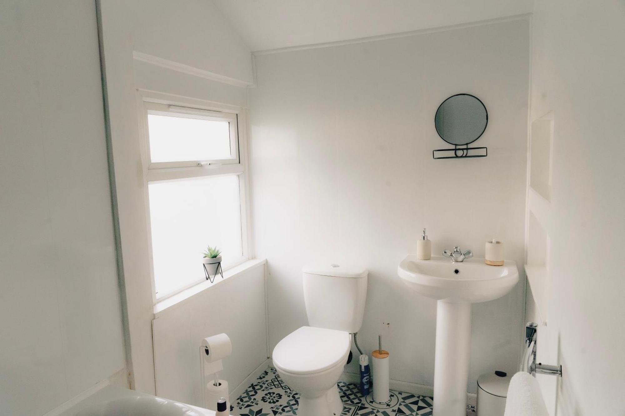 Mideyah Stays - 3 Bed Comfy House Cardiff Buitenkant foto