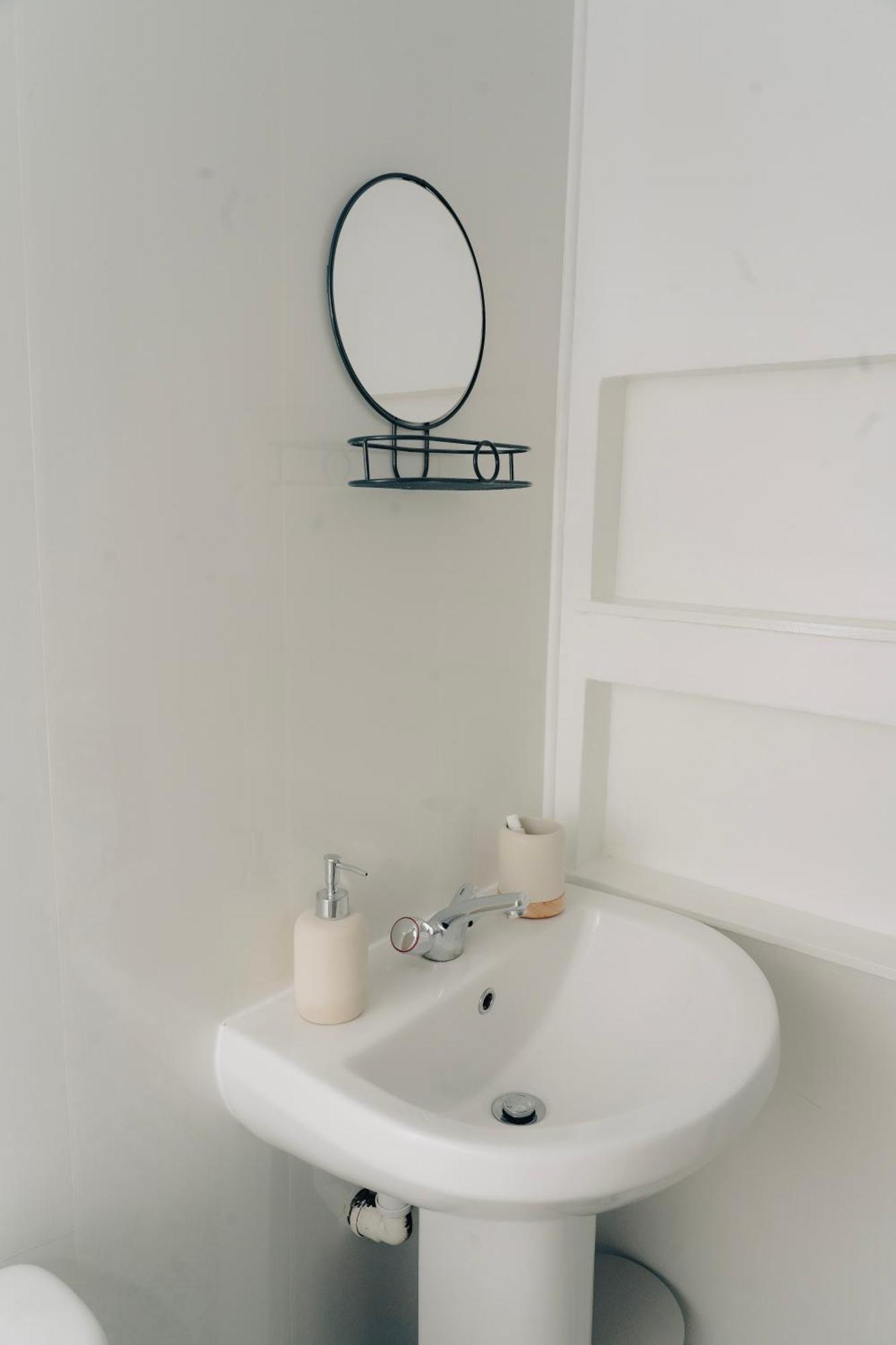 Mideyah Stays - 3 Bed Comfy House Cardiff Buitenkant foto